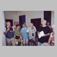 080-2342 18. Treffen vom 5.-7. September 2003 in Loehne - Der Pregelswalder Maler Edgar Hofschen erklaert uns seine Gemaelde.JPG